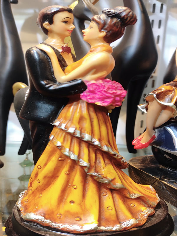 Love Couple Dancing Statue for Gift Showpiece : Kolkata Gifts Online,  Flowers to Kolkata, gifts to kolkata, Cake to Kolkata, Sweets to Kolkata,  Chocolate to Kolkata, Gift Hampers to Kolkata, Gifts for